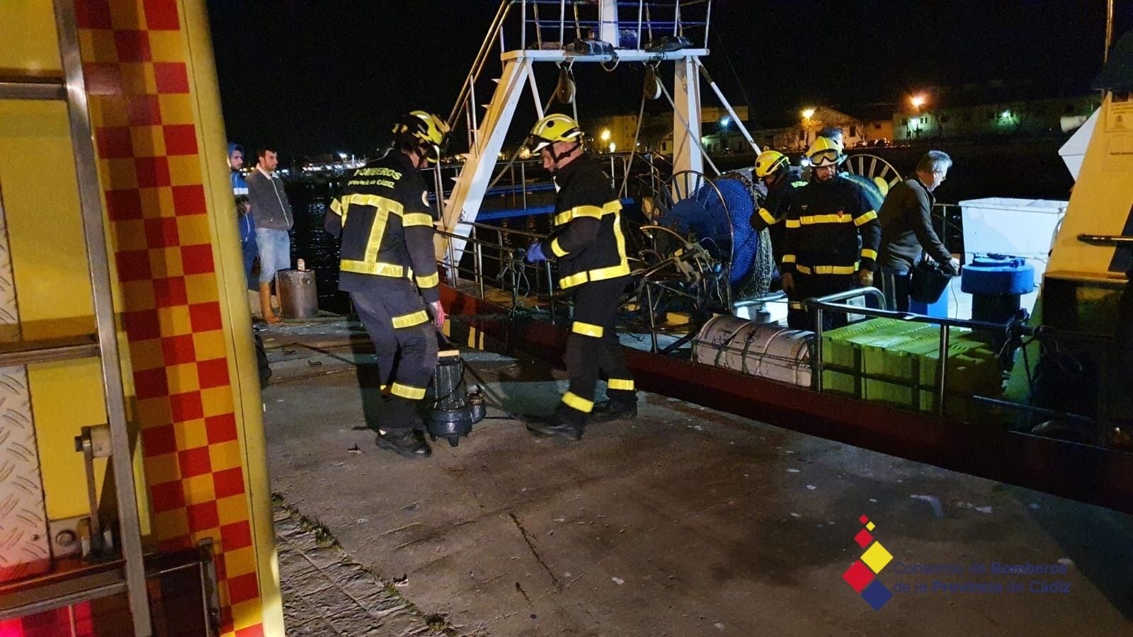 Imagen de la actuación de los Bomberos en el puerto.