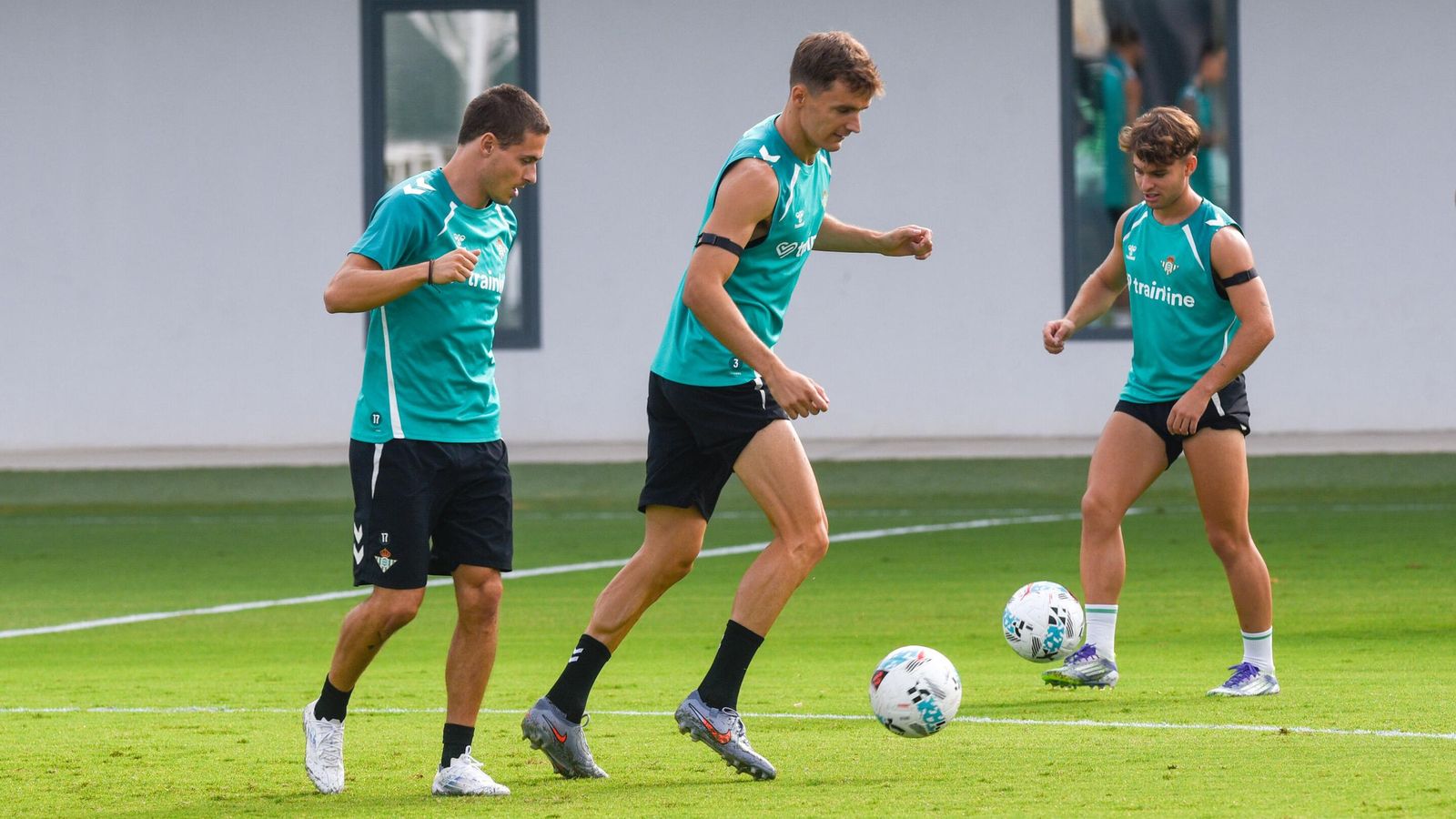 Diego Llorente, junto a Riquelme y Ángel Ortiz en un entrenamiento.