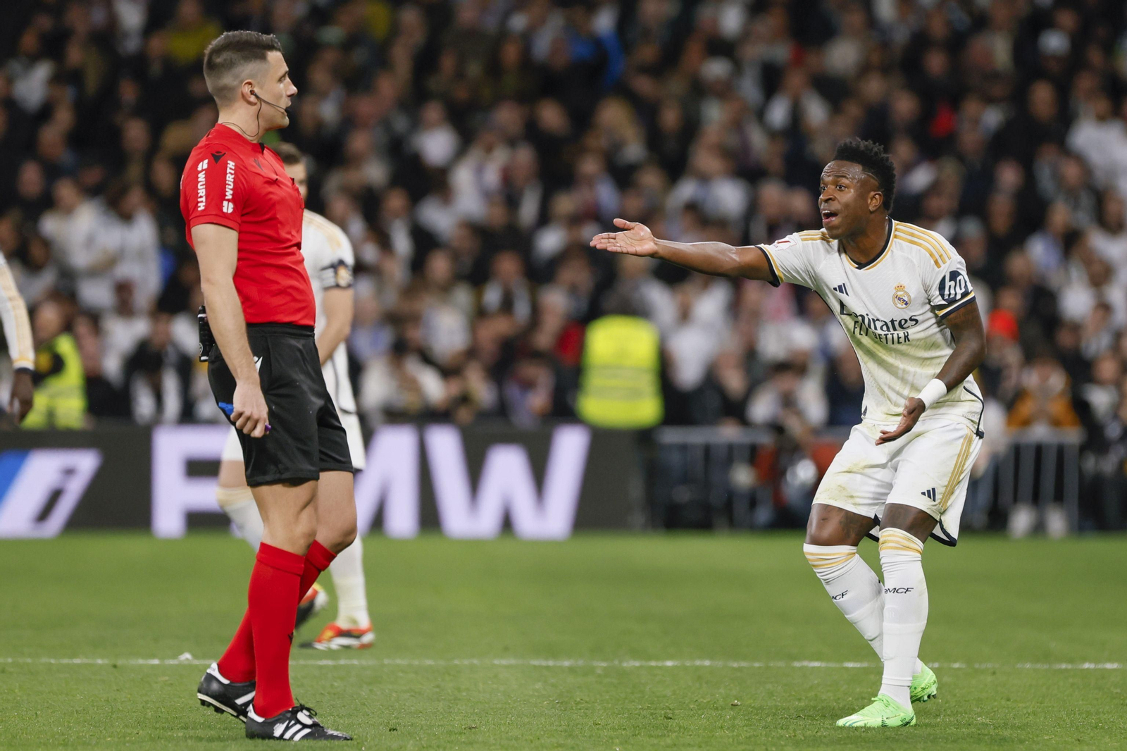 Díaz de Mera mira la protesta de Vinícius durante el Real Madrid-Sevilla.
