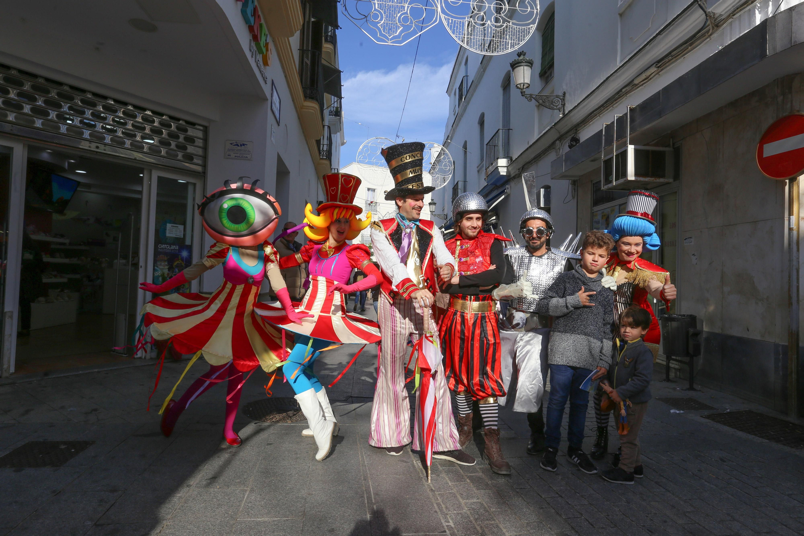 Figurantes durante el pasacalles por el centro de Chiclana.