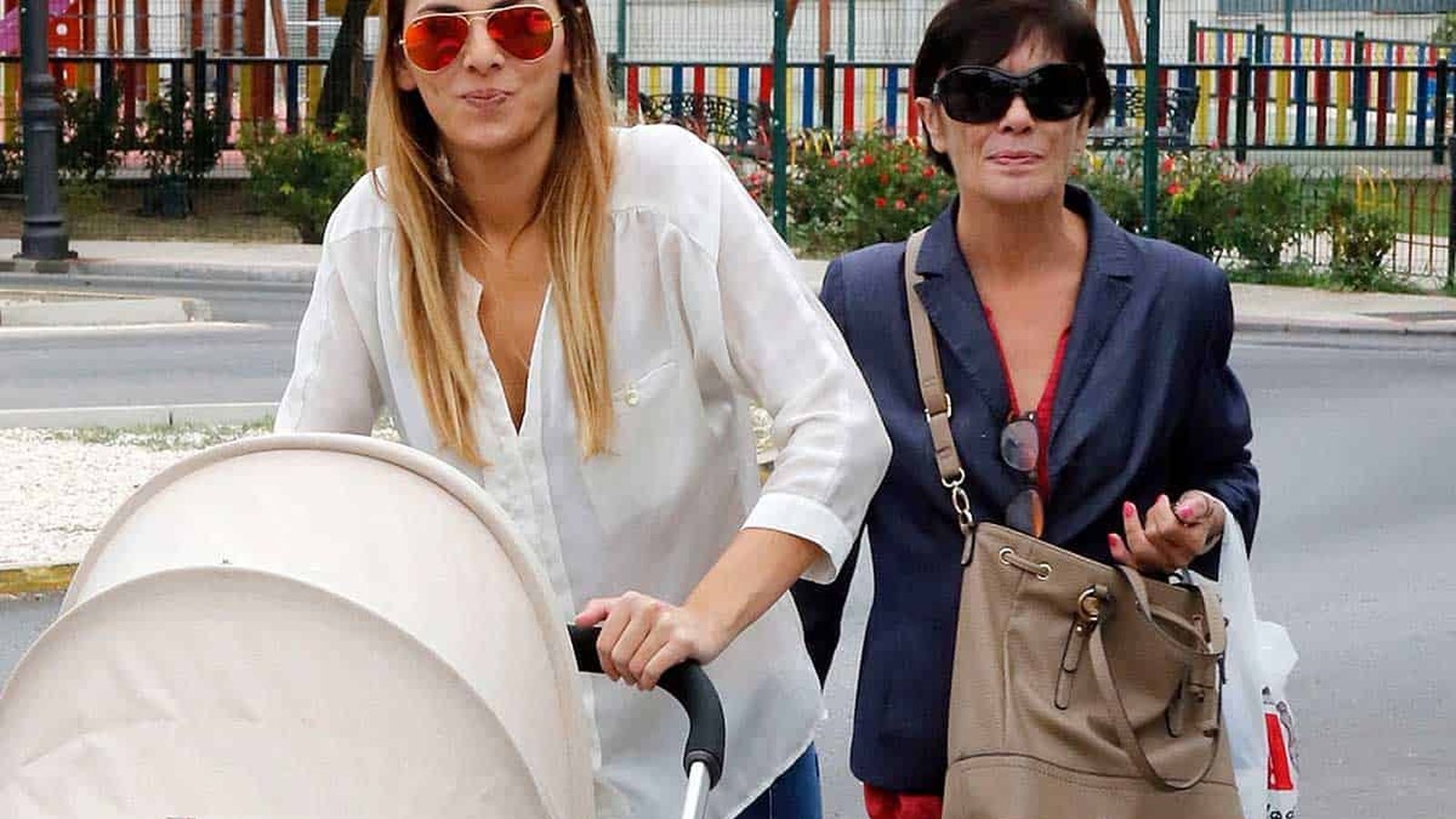 La madre de Irene, Mayte, detrás de su hija en una imagen de archivo.