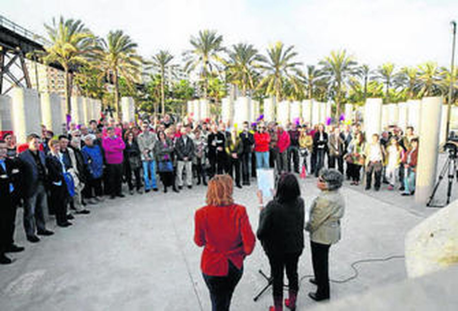 Banderas tricolor recuerdan el silencio de Mauthausen