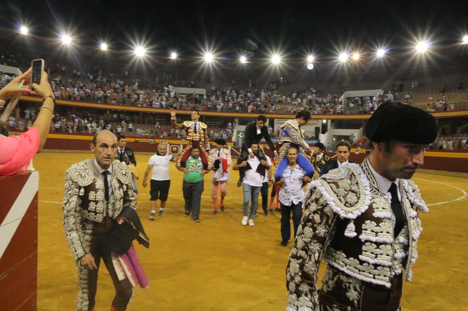 Los tres diestros salieron a hombros