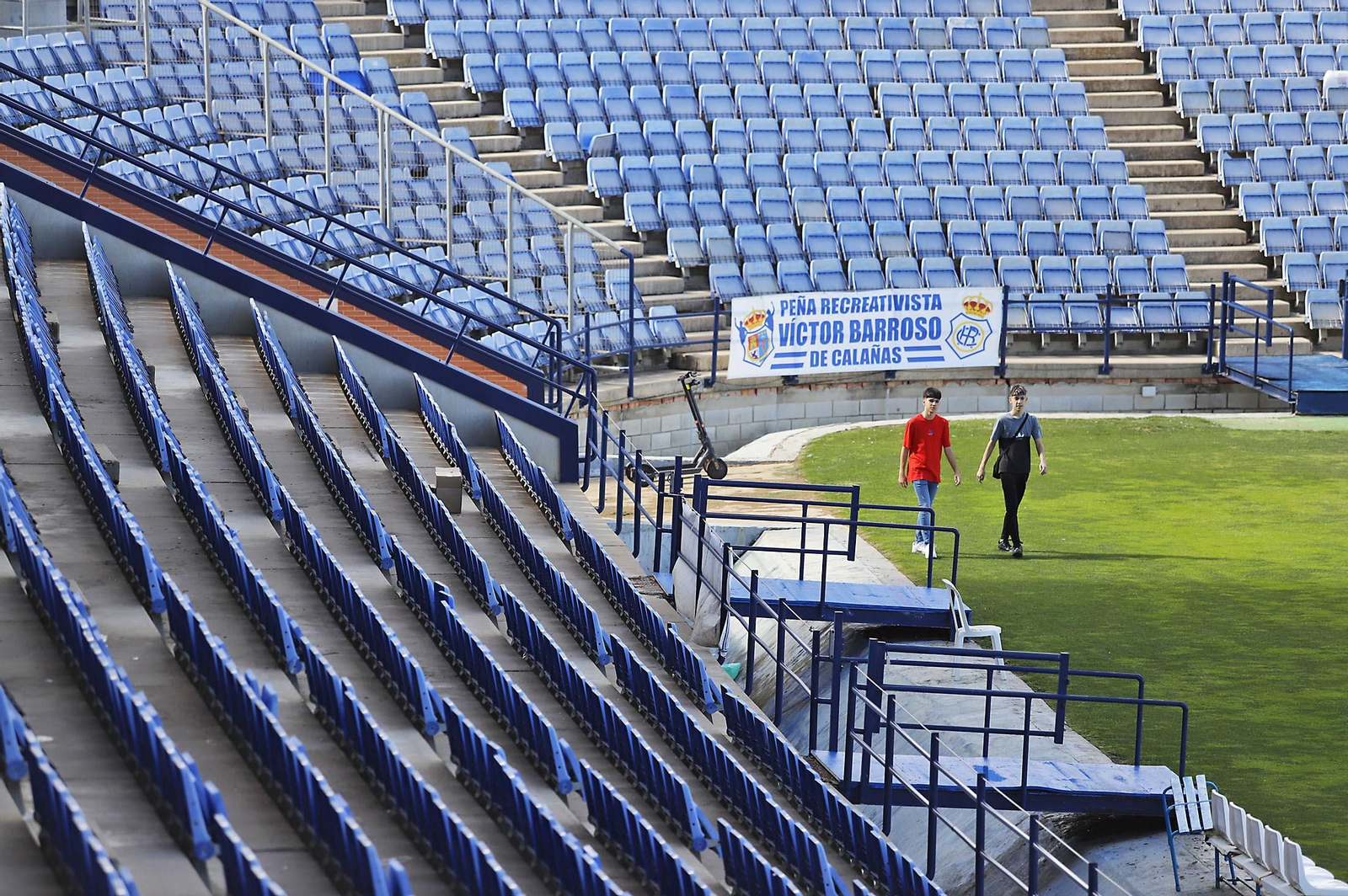 Los aficionados preparan el mosaico del partido del ascenso Recreativo de Huelva-Cacereño