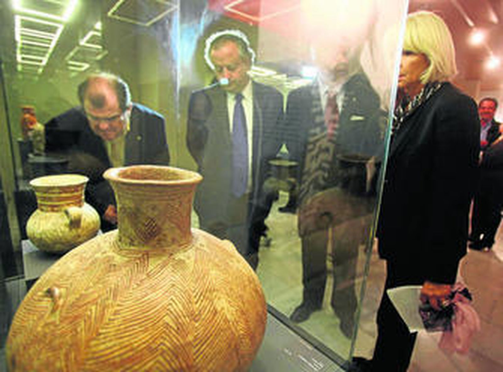 La alcaldesa, durante su paseo por la exposición inaugurada ayer.