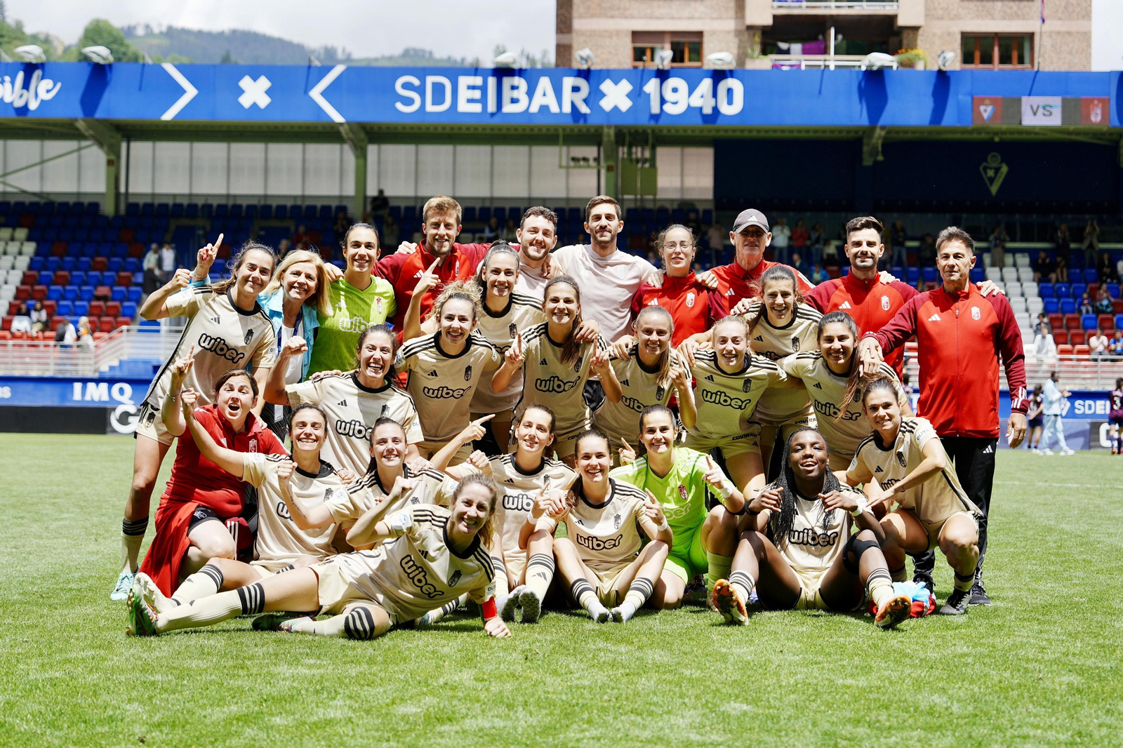 Las rojiblancas celebran en el césped de Ipurua Las rojiblancas celebran en el césped de Ipurua