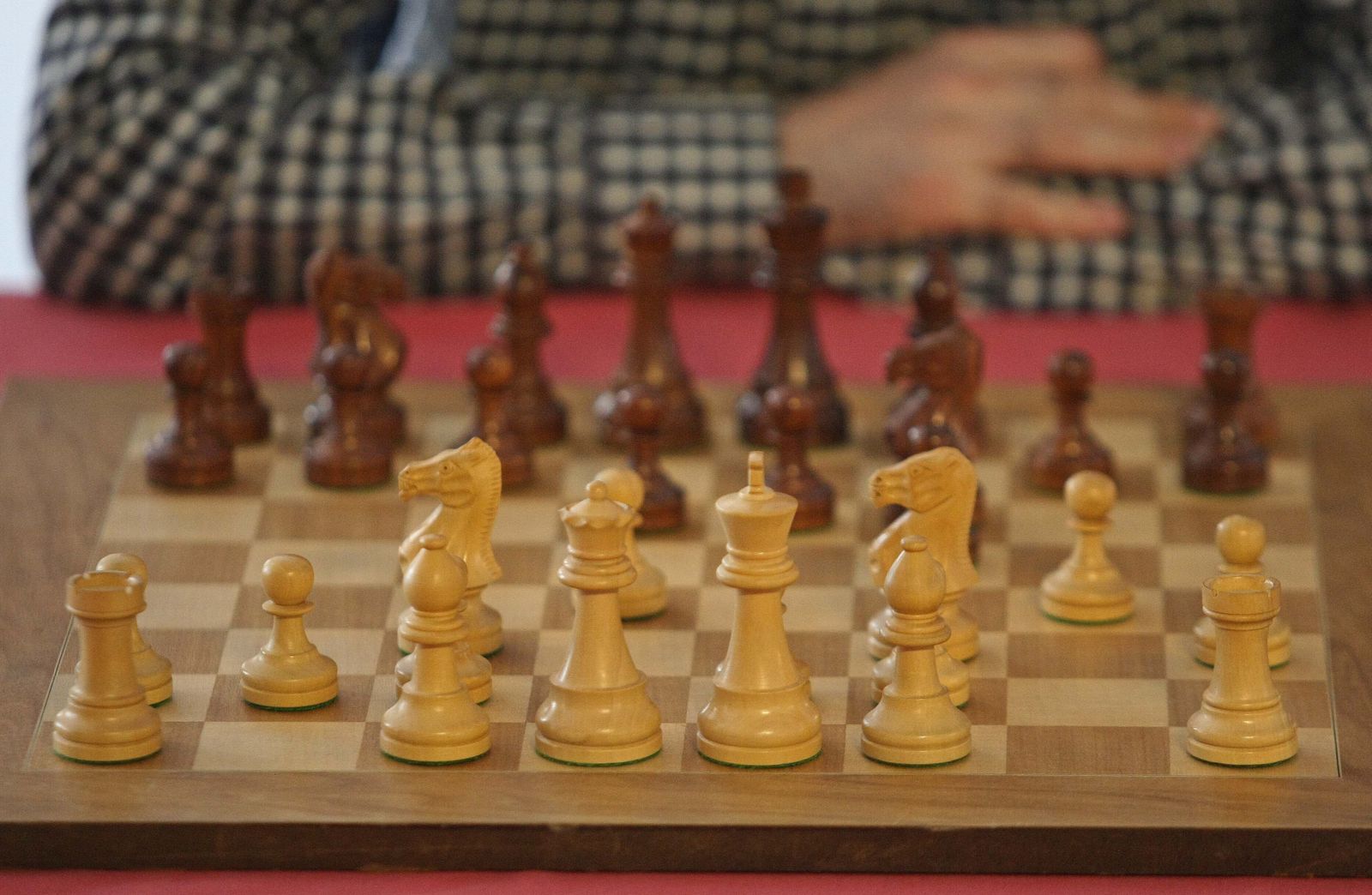 Tablero de ajedrez listo para una partida.