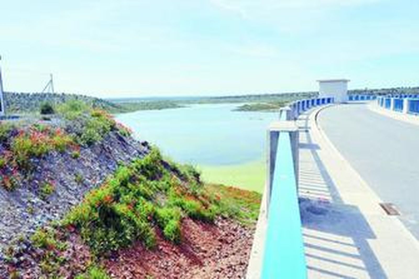 Detalle de agua embalsada en La Colada vista desde el puente de acceso a la presa.