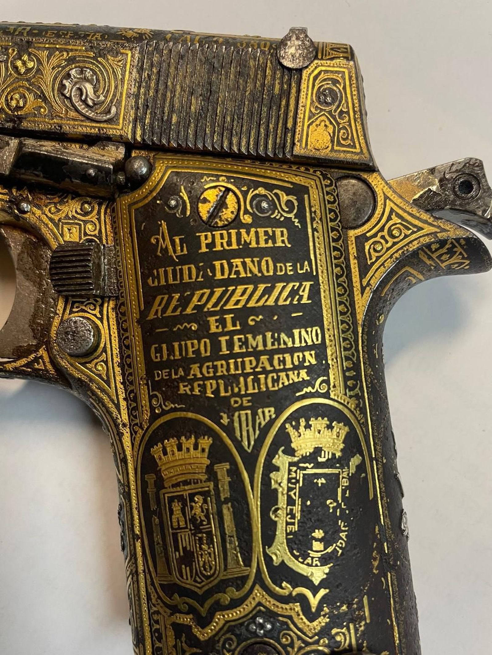 Inscripción en la pistola