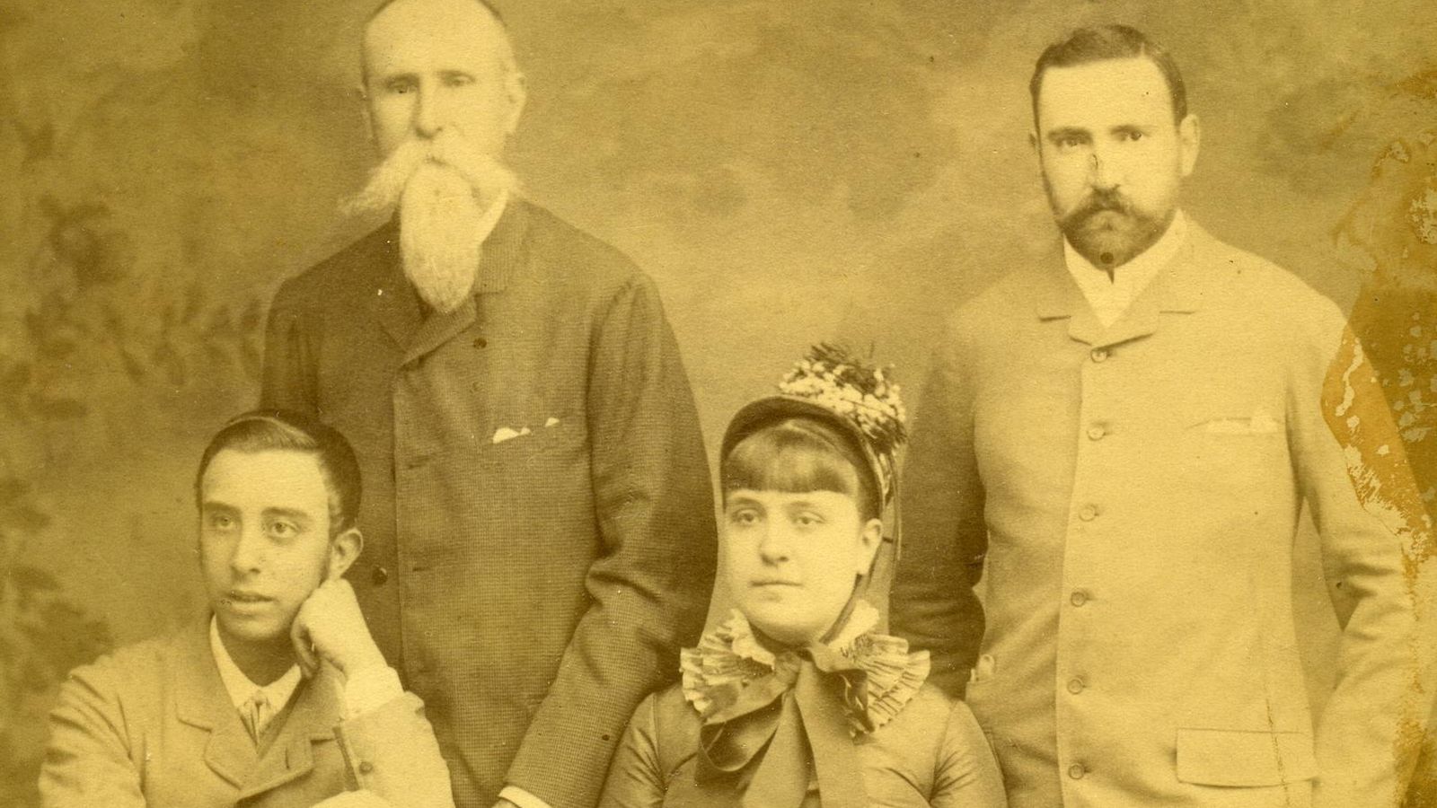 El marqués (izq) con sus hijos y el instructor de estos