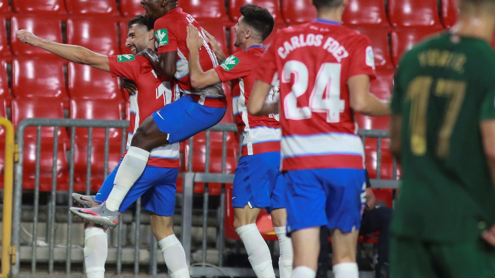 Puertas celebra con Azeez, otro ex de la UDA, su tanto al Athletic