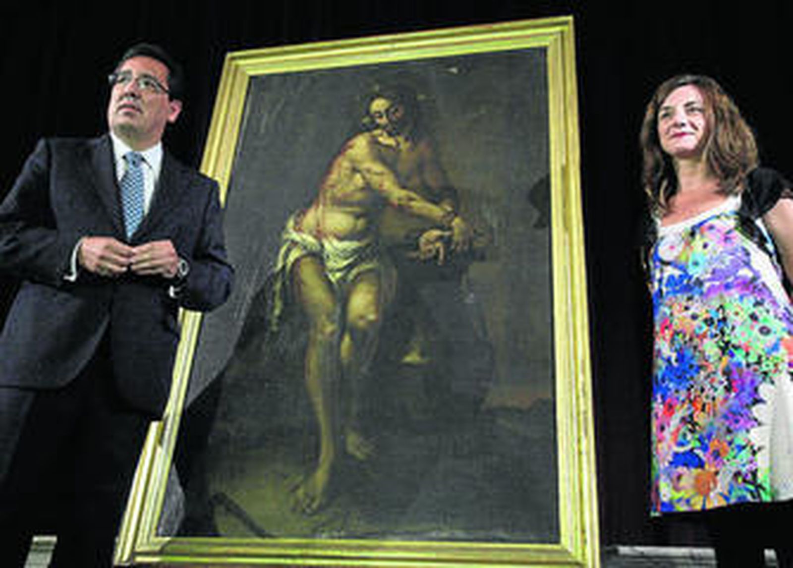 El presidente de Cajasol, Antonio Pulido, y la directora de AIG, Carmen Aranguren, con el cuadro.