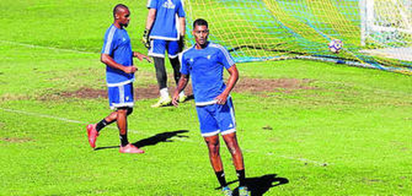 Abdullah pasa junto a una barrera portátil.