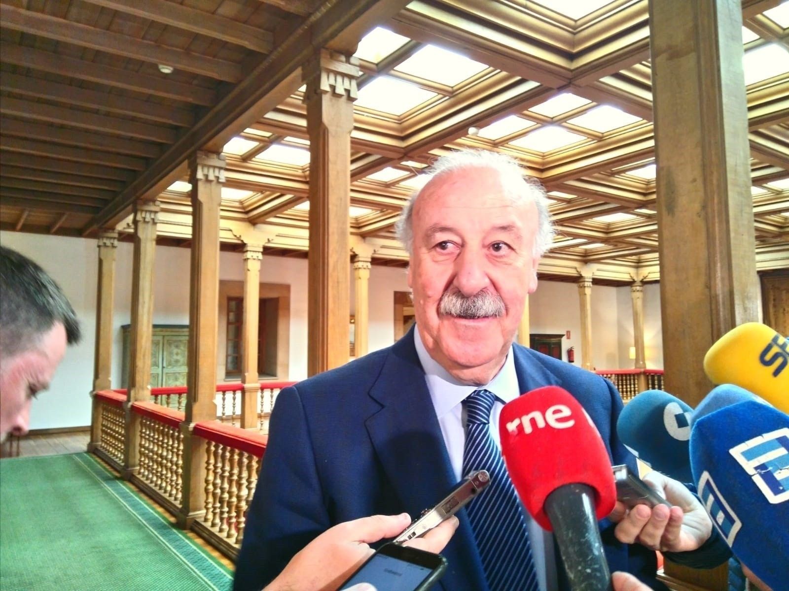 Vicente del Bosque atiende a los medios.