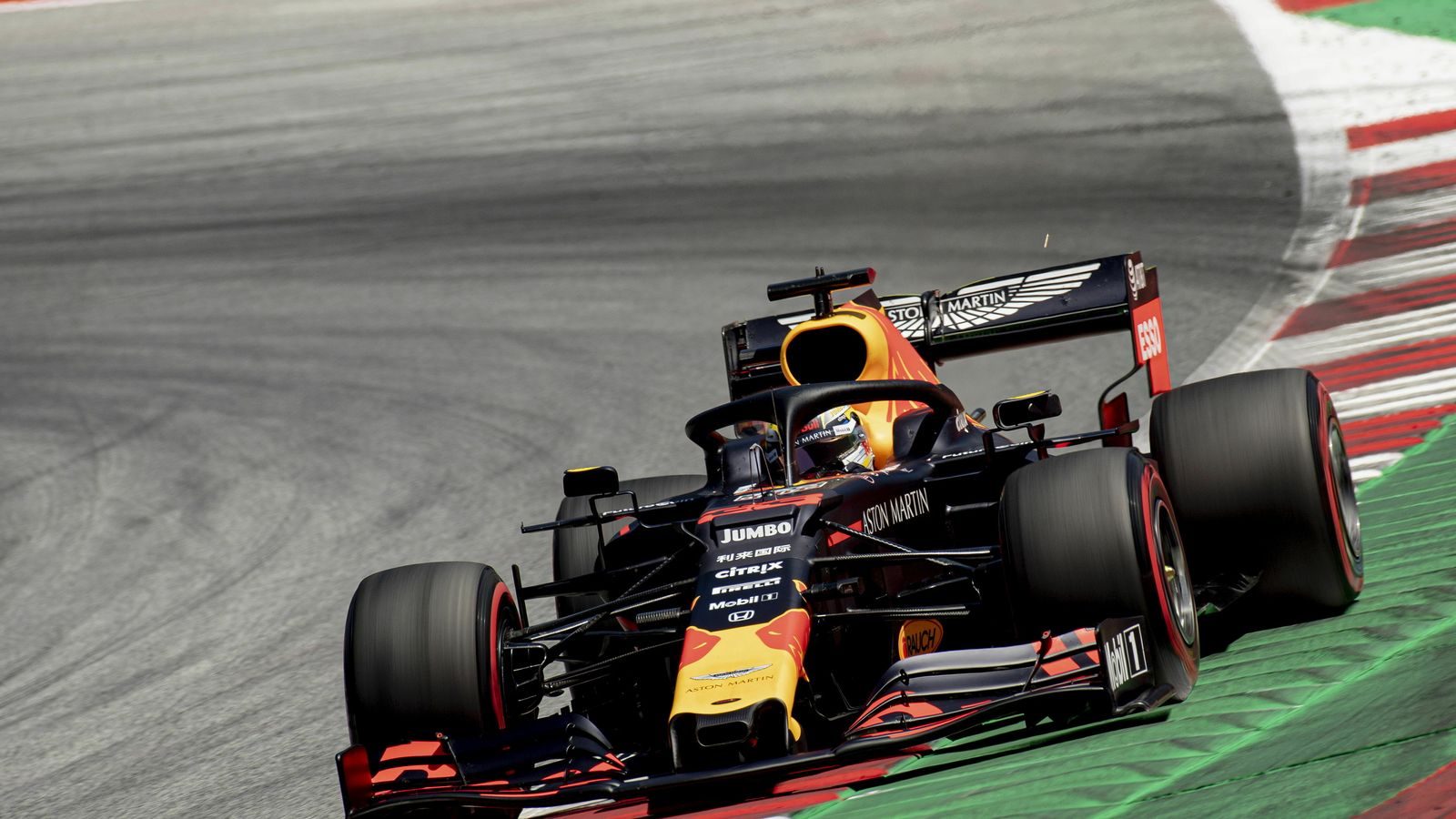 El monoplaza de Verstappen, en una curva.