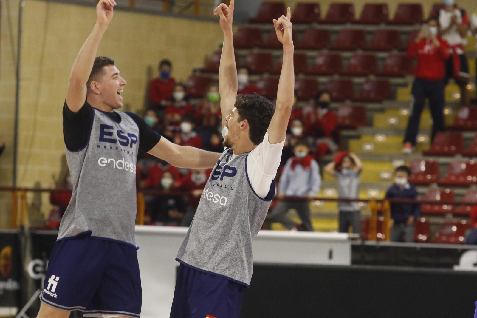 La selección española de baloncesto abre el entrenamiento en Córdoba a los más jóvenes, en imágenes