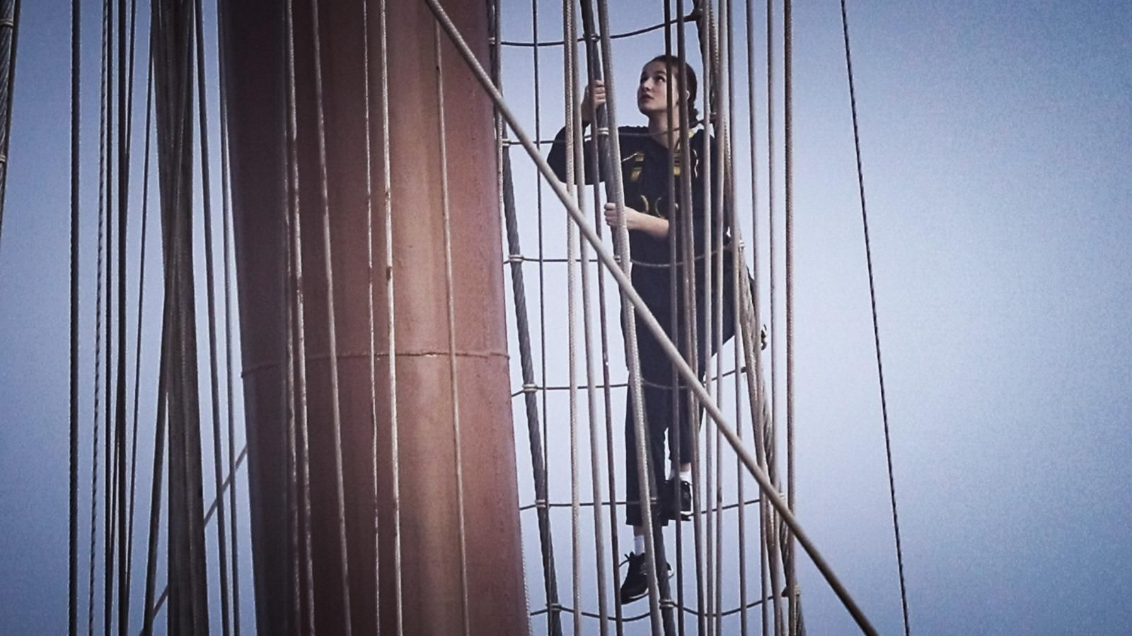 Así ha sido la subida de la Princesa Leonor a uno de los palos del 'Elcano' en Cádiz