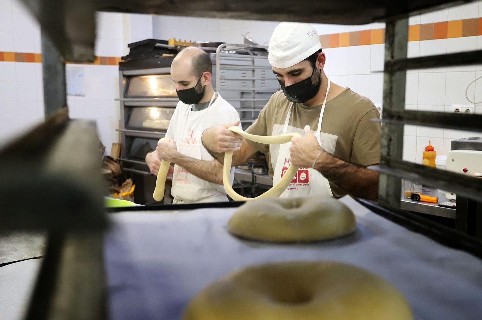 Imágenes de la elaboración del Roscón de Reyes en la Dulcería Nova Ruiz