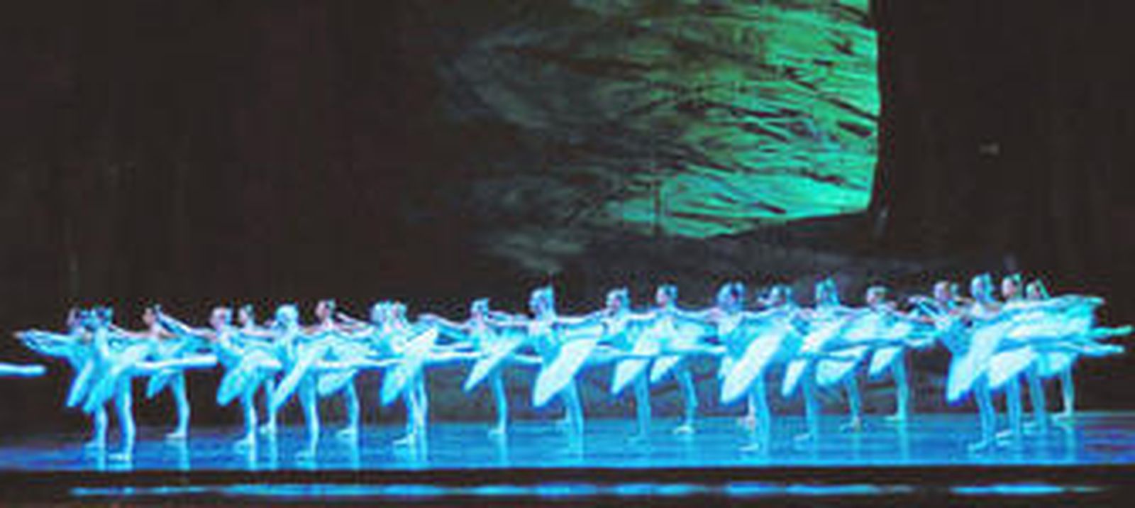 'La Bayadère', inspirada en un cuento indio que narra el amor entre la bailarina del templo y un guerrero, tiene en el fragmento del Reino de las Sombras uno de sus pasajes más impactantes.