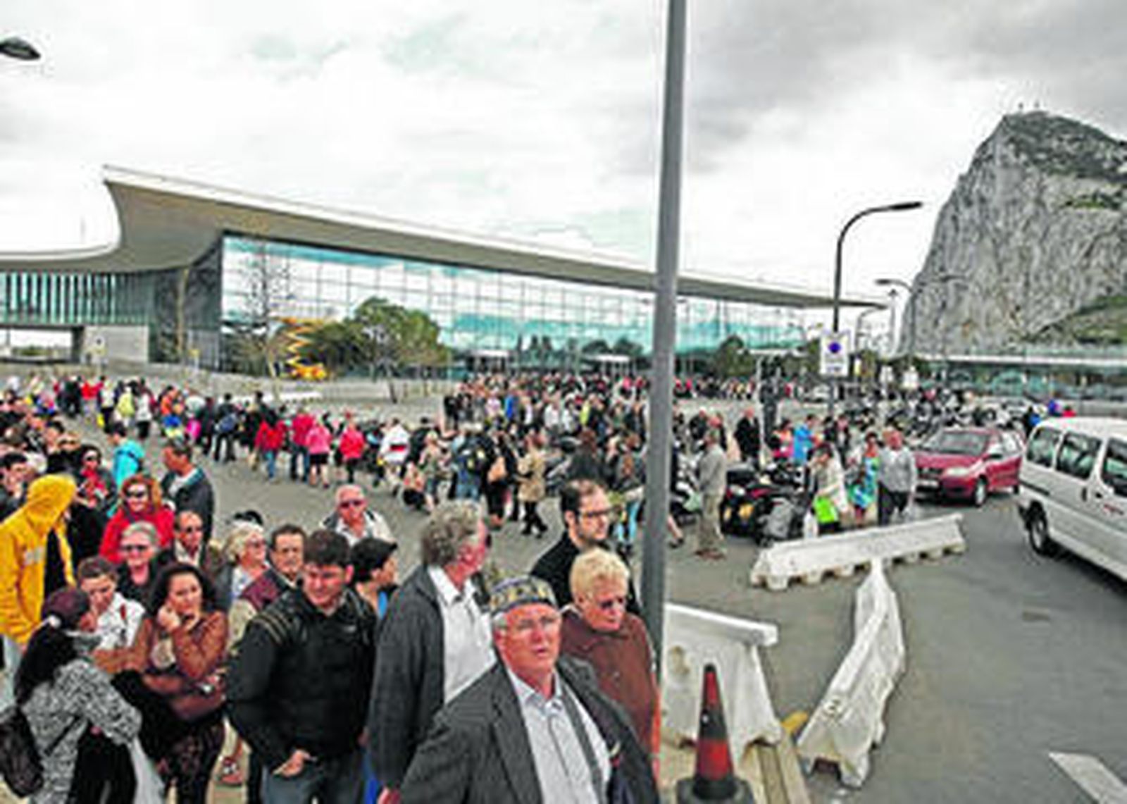 El pasado 28-F, coincidiendo con el día festivo, se registraron enormes retenciones de vehículos y de peatones.