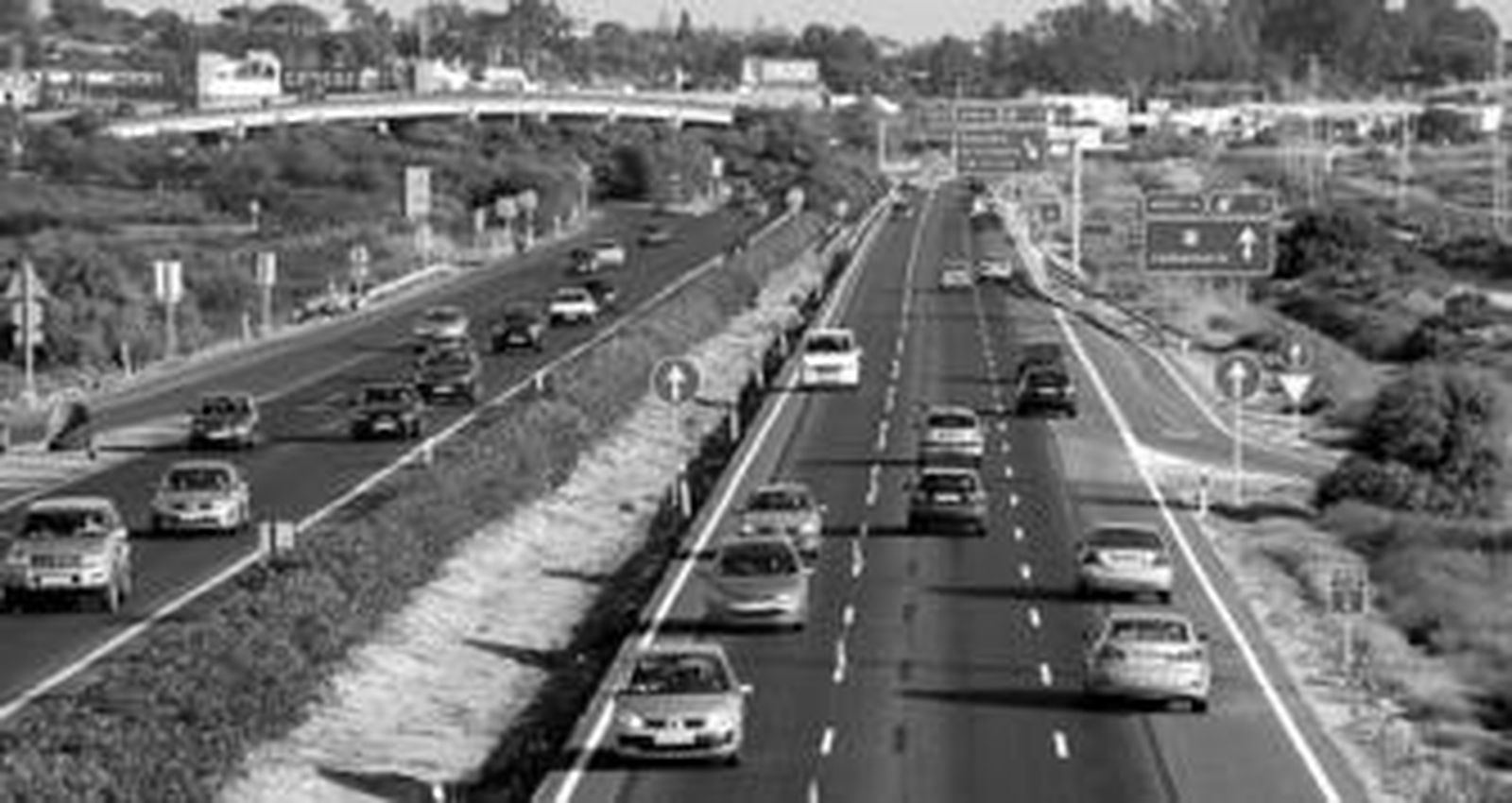 Tráfico ha recortado los arcenes de la A-48 y ha habilitado tres carriles de Tres Caminos a Chiclana.
