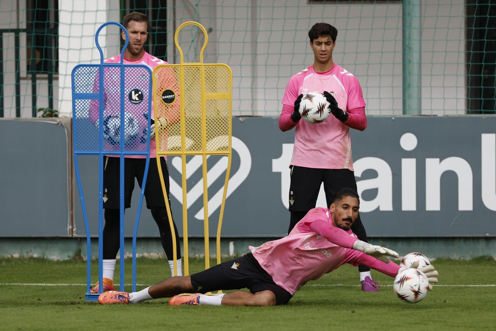 Álvaro Valles atrapa el balón en presencia de Adrián y Manu González durante el entrenamiento de este pasado miércoles.