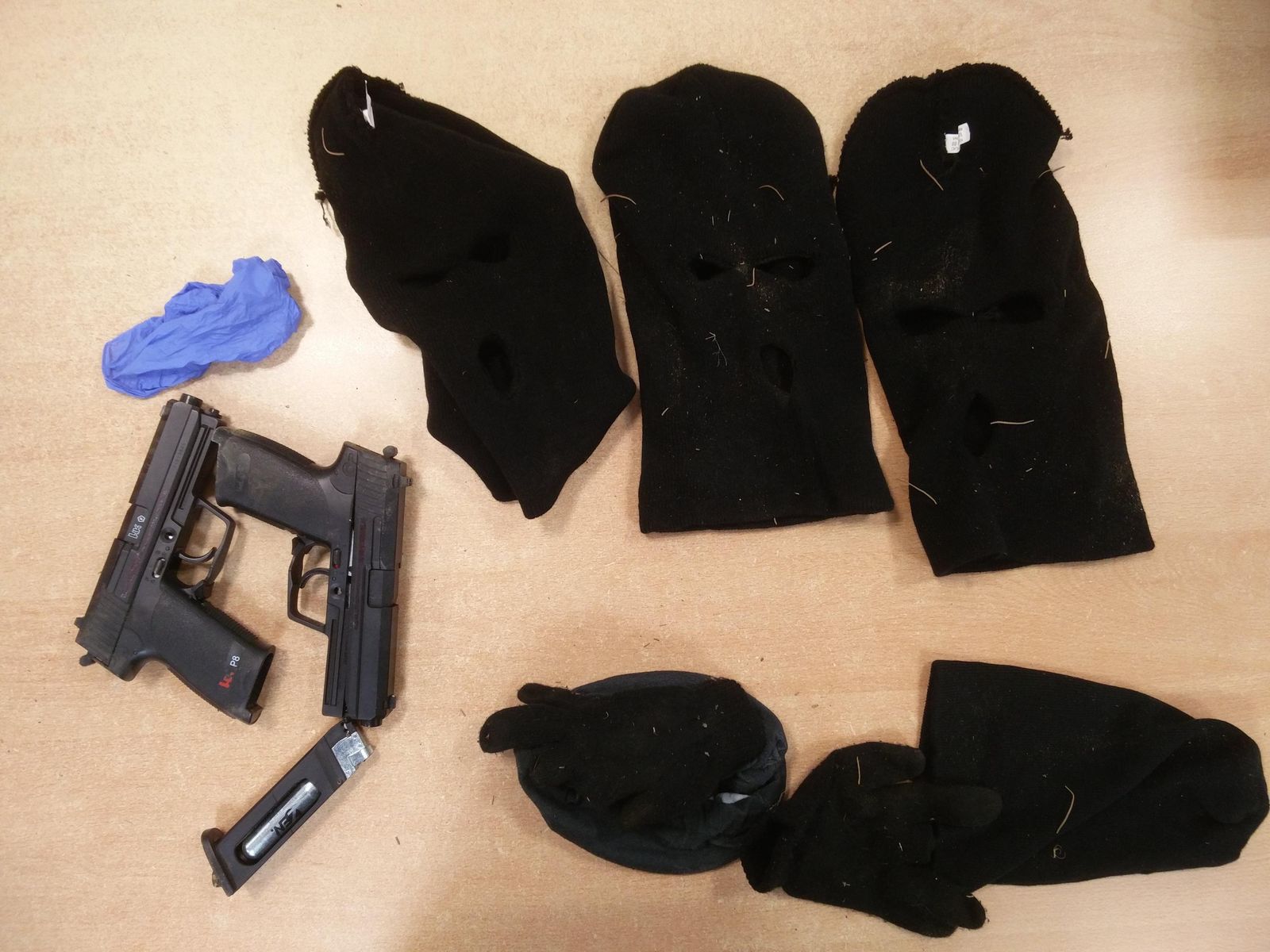 Armas, pasamontañas y otros efectos requisados a los jóvenes detenidos por parte de la Policía Local.