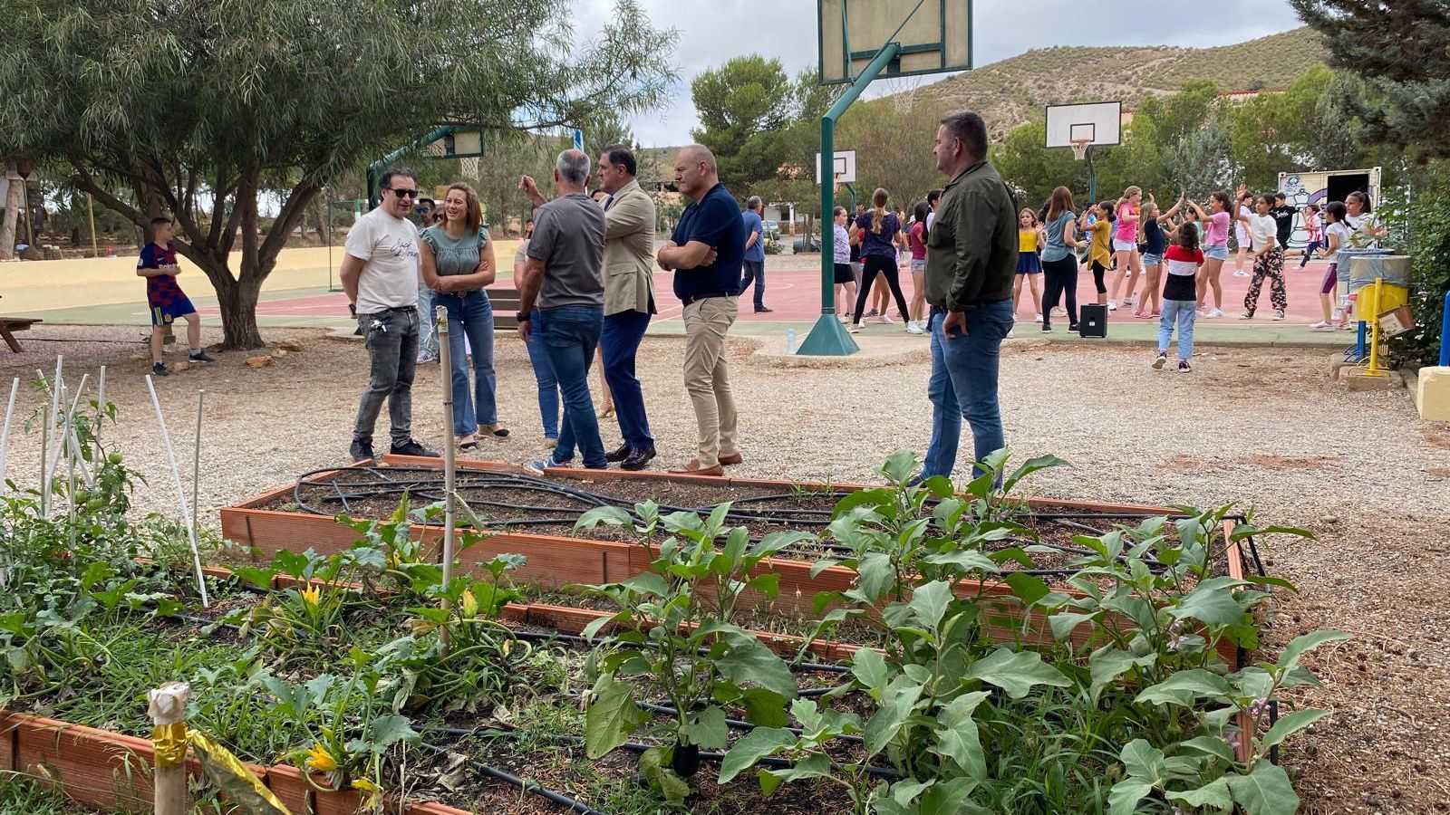 El delegado de Desarrollo Educativo durante la visita al huerto escolar del CEIP Guazamara