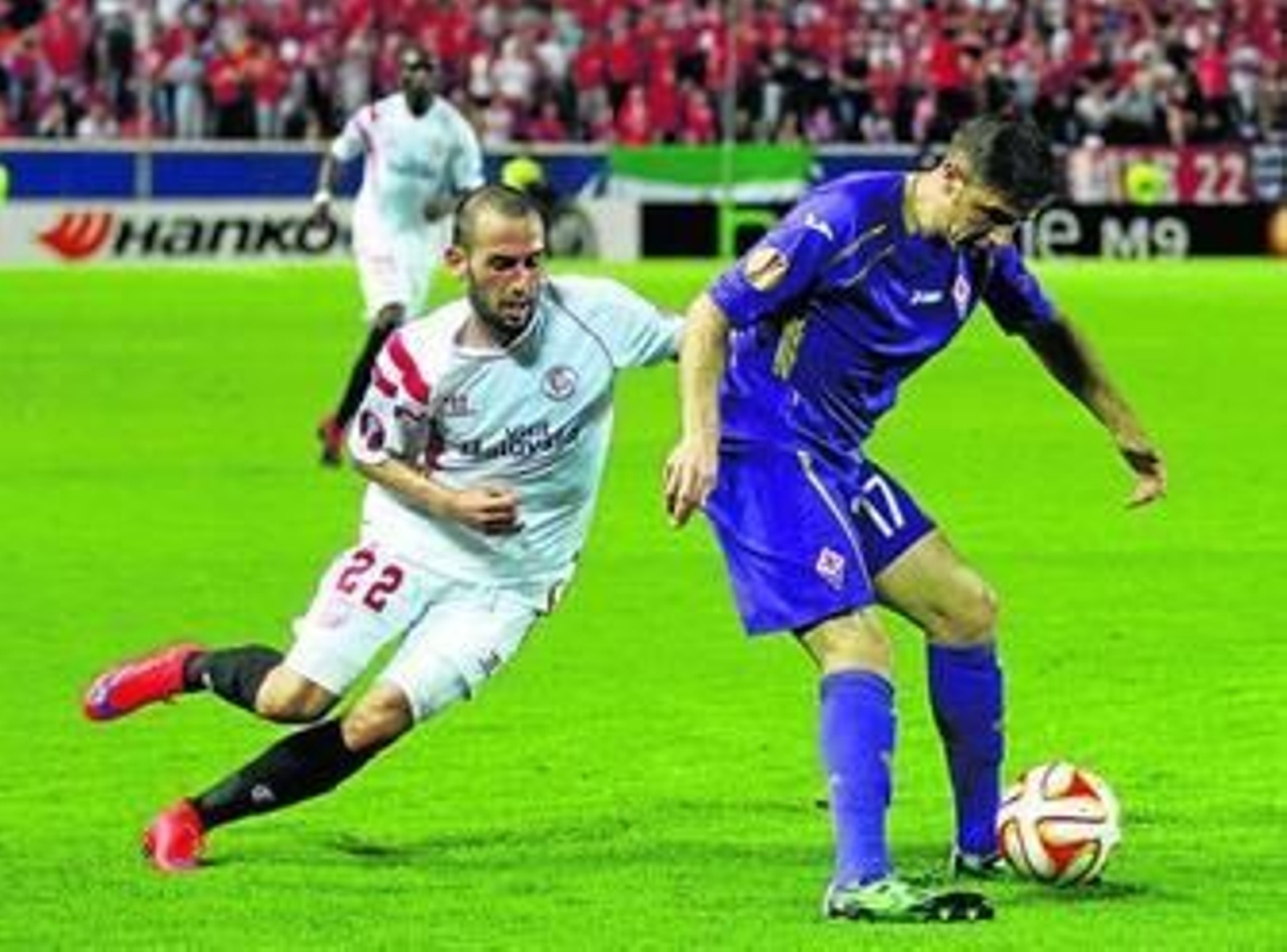 El sevillista Aleix Vidal, autor de dos tantos, presiona al jugador de la Fiorentina Joaquín. El sevillista Aleix Vidal, autor de dos tantos, presiona al jugador de la Fiorentina Joaquín.
