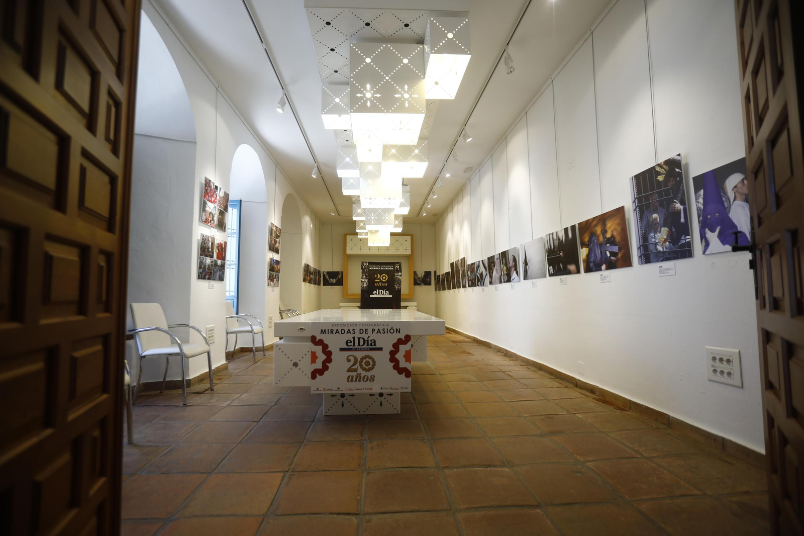 Presentación de la exposición fotográfica 'Miradas de pasión', en fotografías