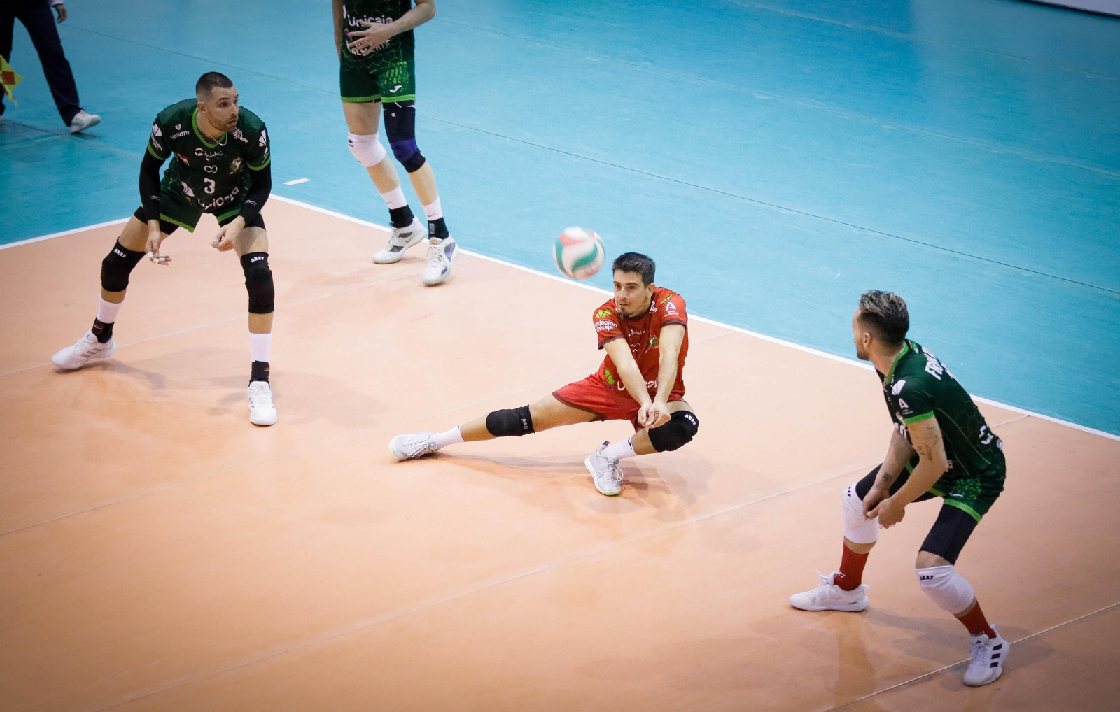 Imágenes del Unicaja Almería frente al conjunto valenciano de voleibol