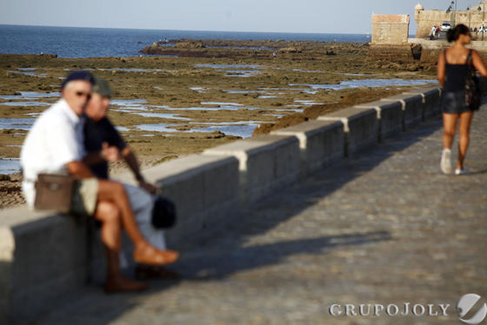 Imágenes del momento de una espectacular bajamar en las playas de Cádiz.

Foto: Jesus Marin