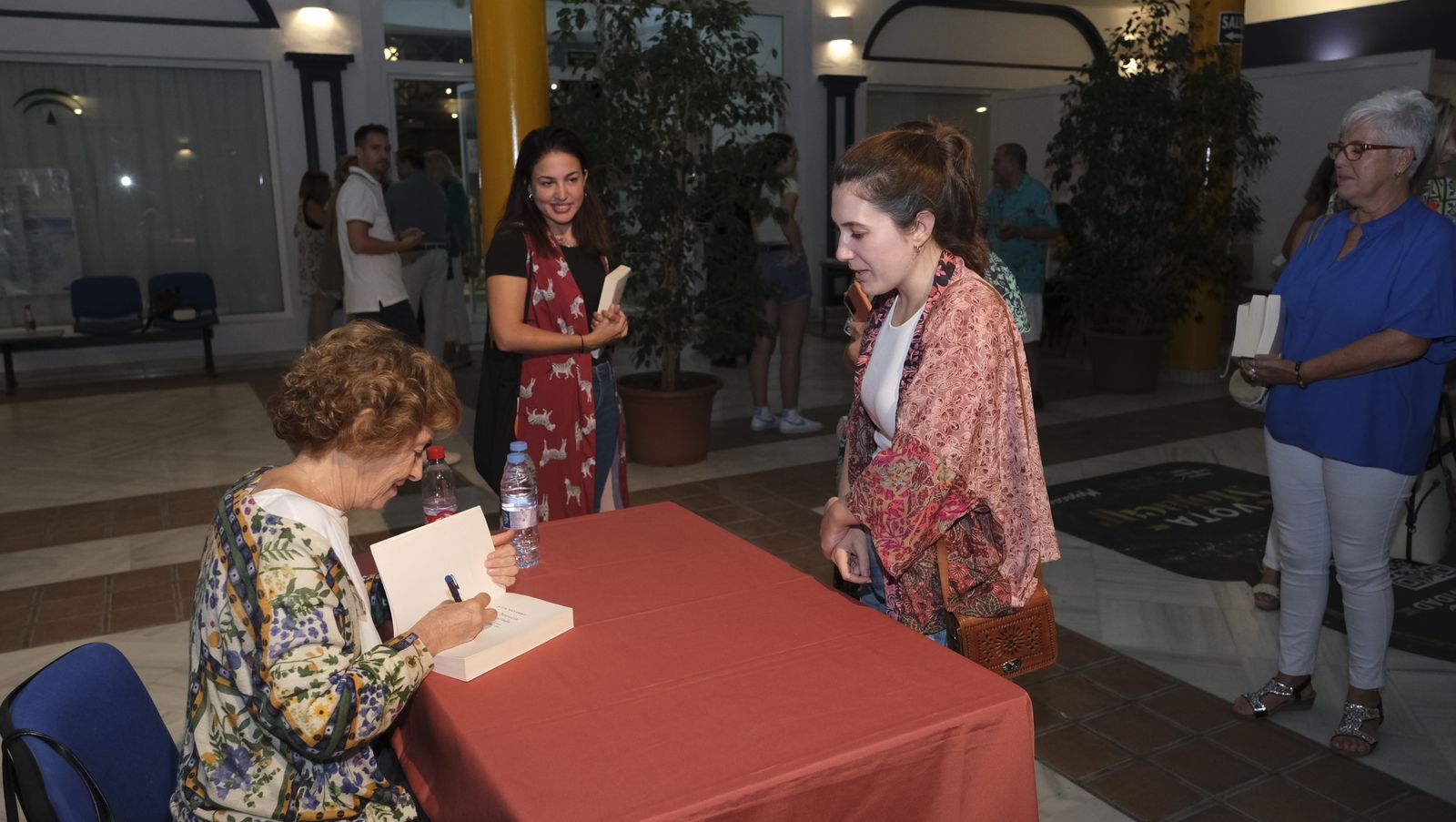 Imágenes de Diario de los Libros en Mojácar, con la escritora Julia Navarro