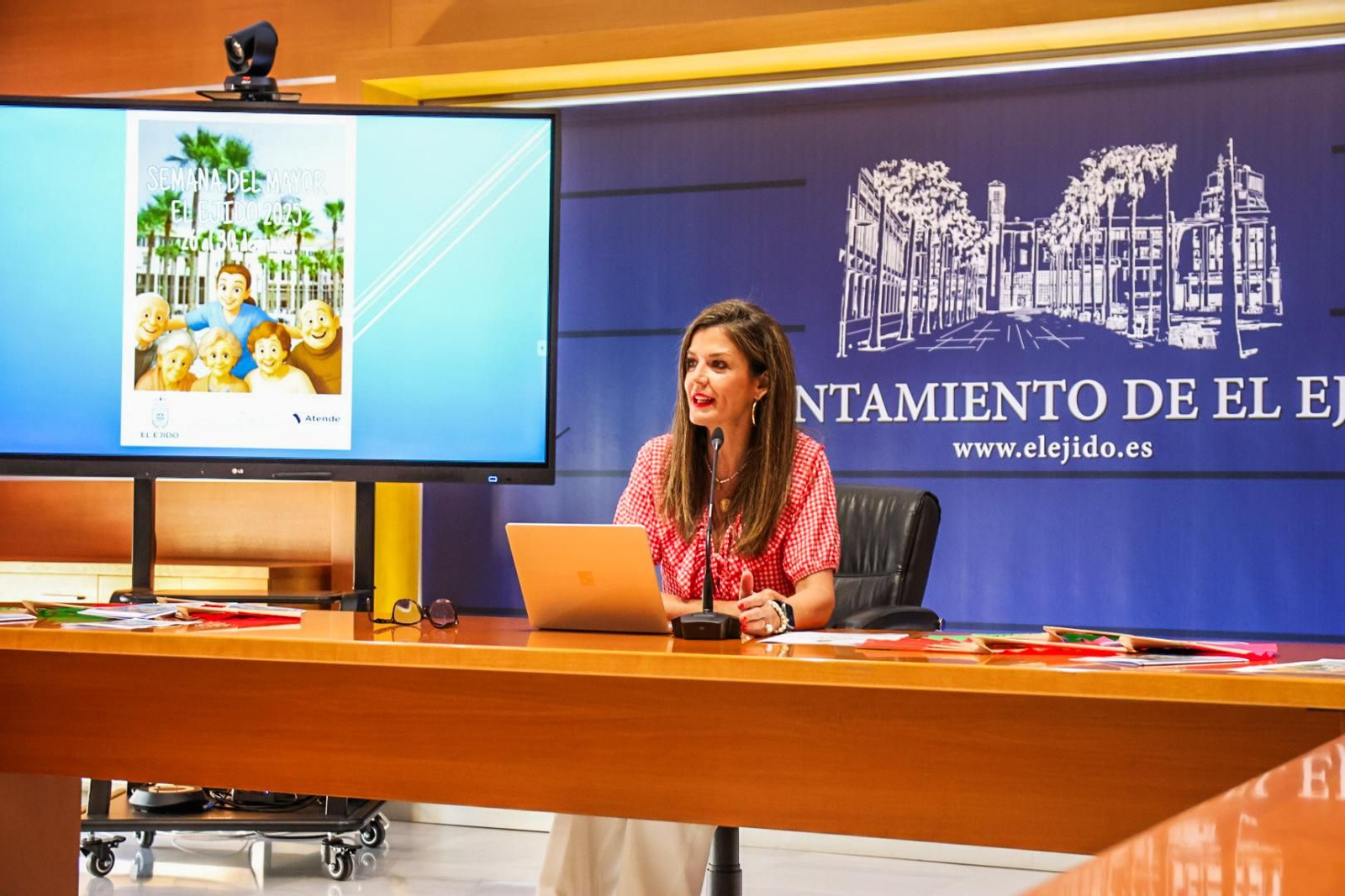 Delia Mira, edil de Servicios Sociales, presenta la programación por la Semana del Mayor.