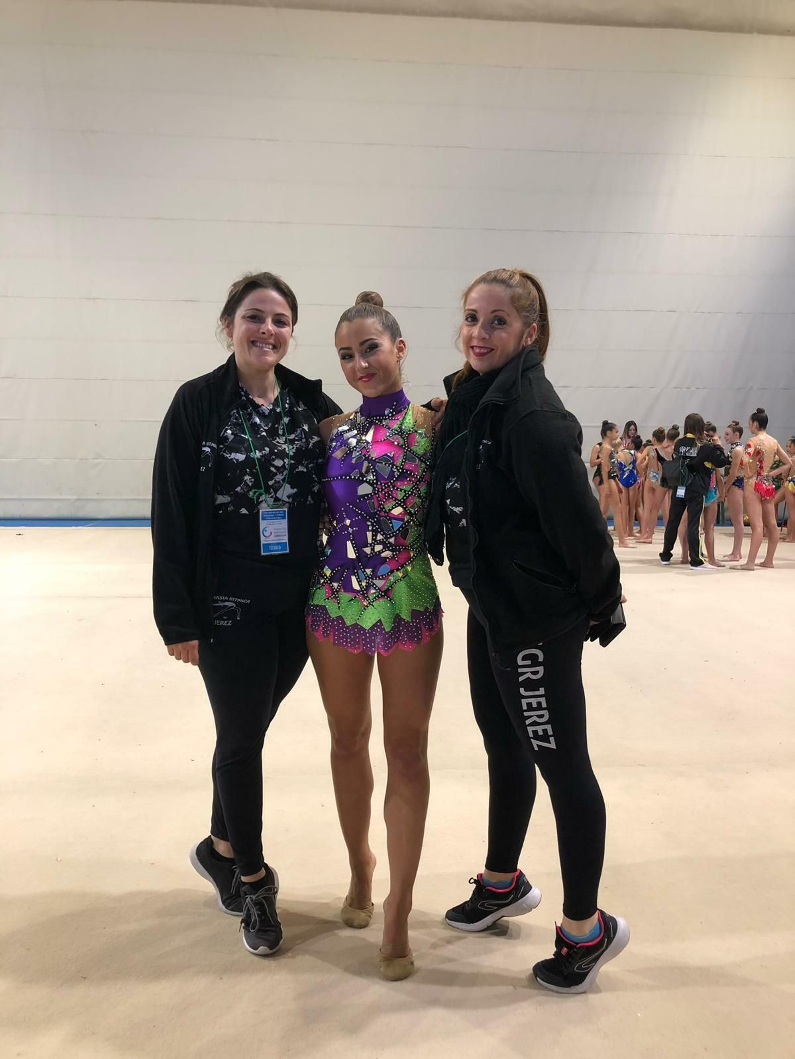 Elena Villaça, junto a las entrenadoras Mar González y Cristina Casares.