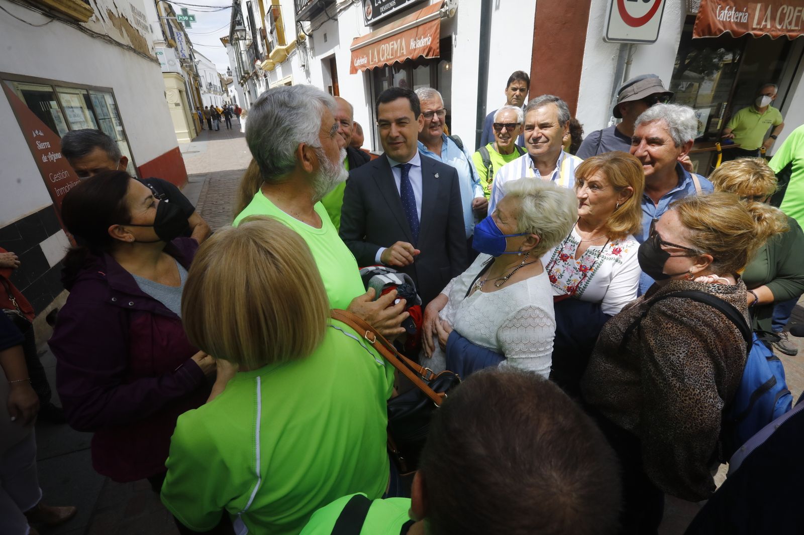 La visita de Juanma Moreno a los Patios de Córdoba, en imágenes.