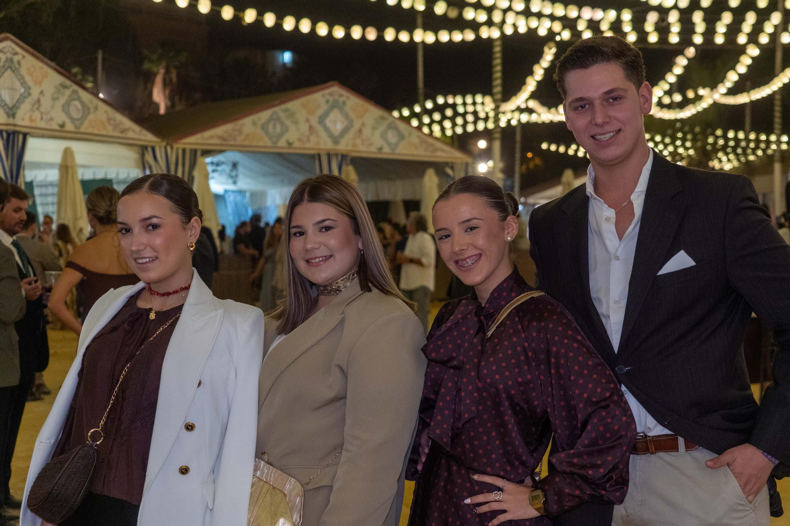 Imágenes del ambiente del ambiente de la noche del domingo en la Feria de Otoño y del Caballo 2025 de Huelva