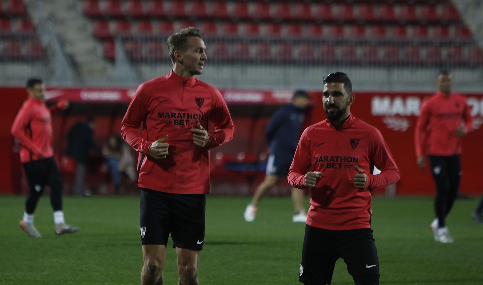 Dabbur (derecha) levanta expectación siempre que De Jong es baja, como en esta ocasión.