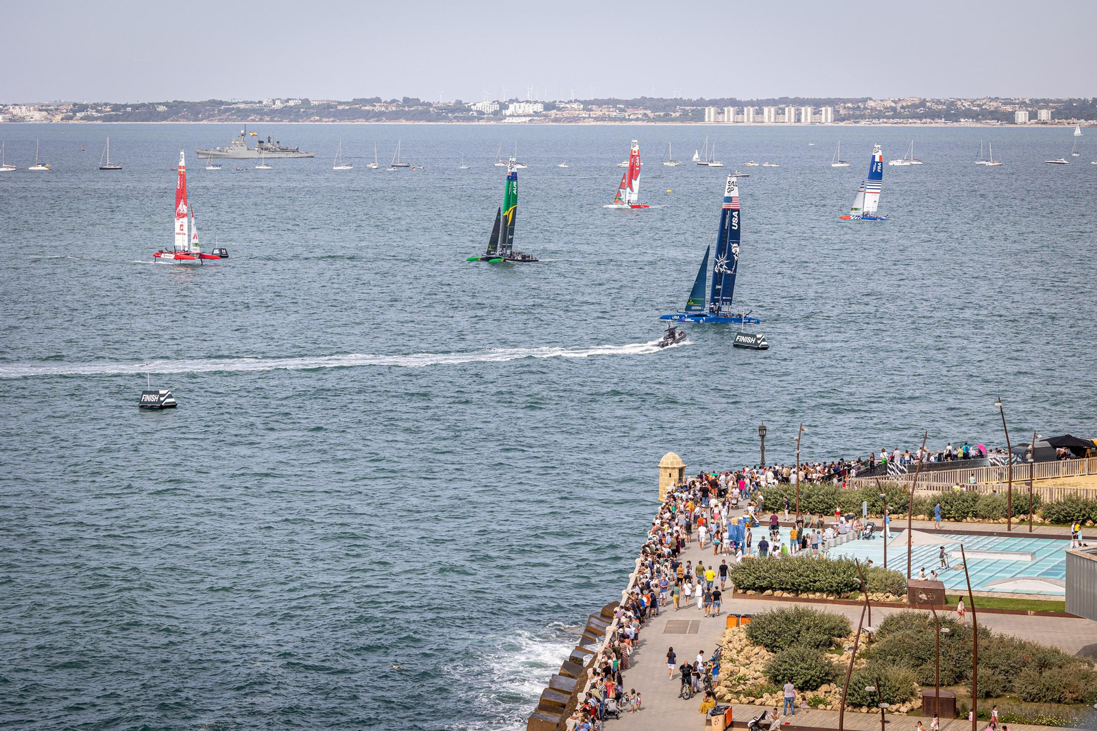 Búscate en SailGP Cádiz: La ciudad disfruta del ambiente del domingo con las actividades, las carreras y los bares
