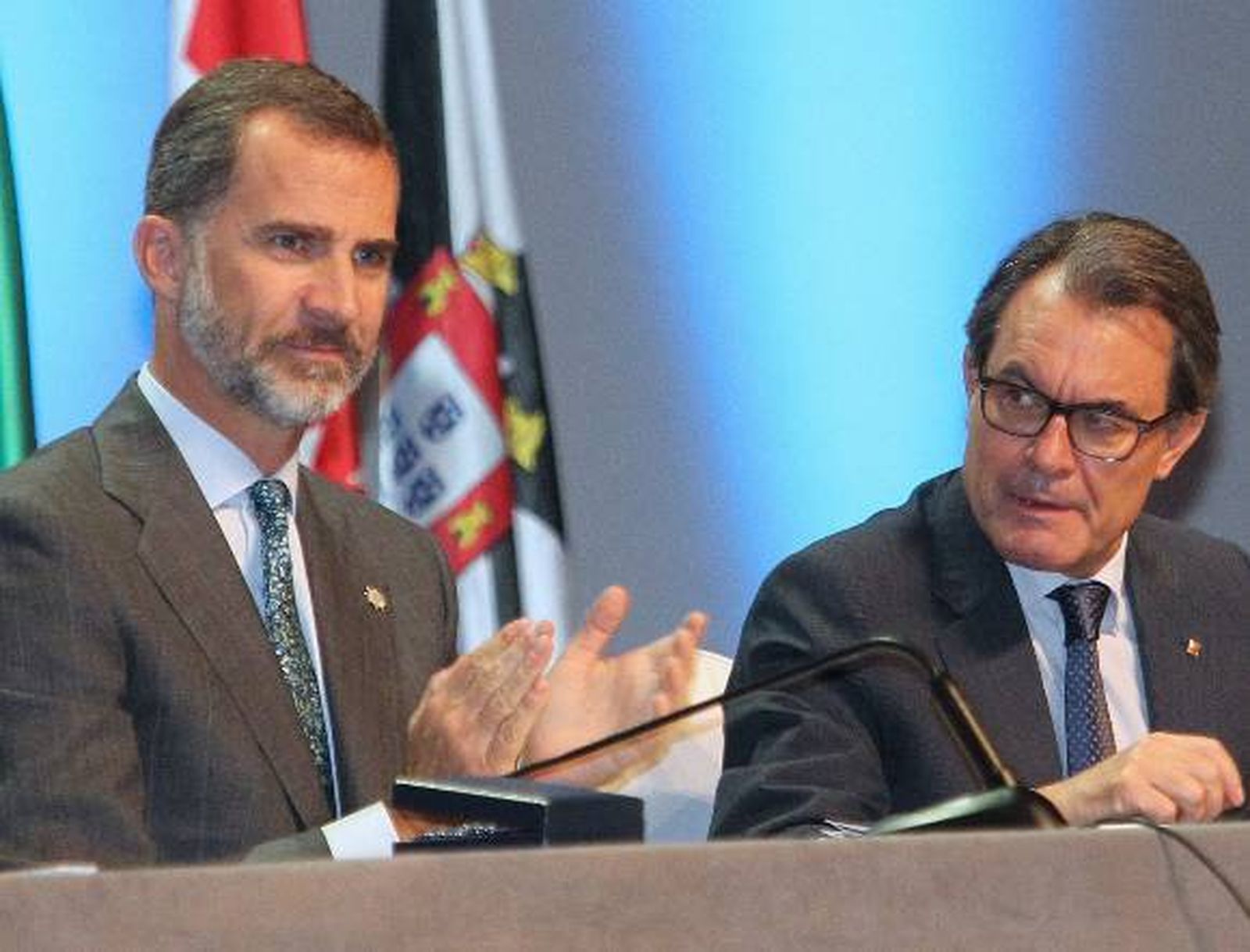 El Rey recalca que respetar la ley es "exigencia ineludible para la convivencia democrática en paz"