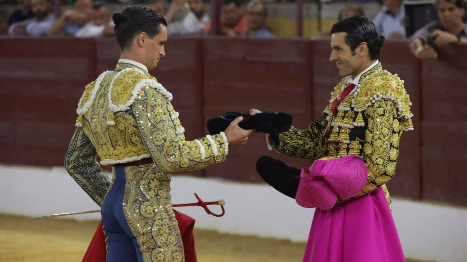 Brindis de David Galván a Emilio de Justo del último Victorino que ha cerrado la feria de La Línea.
