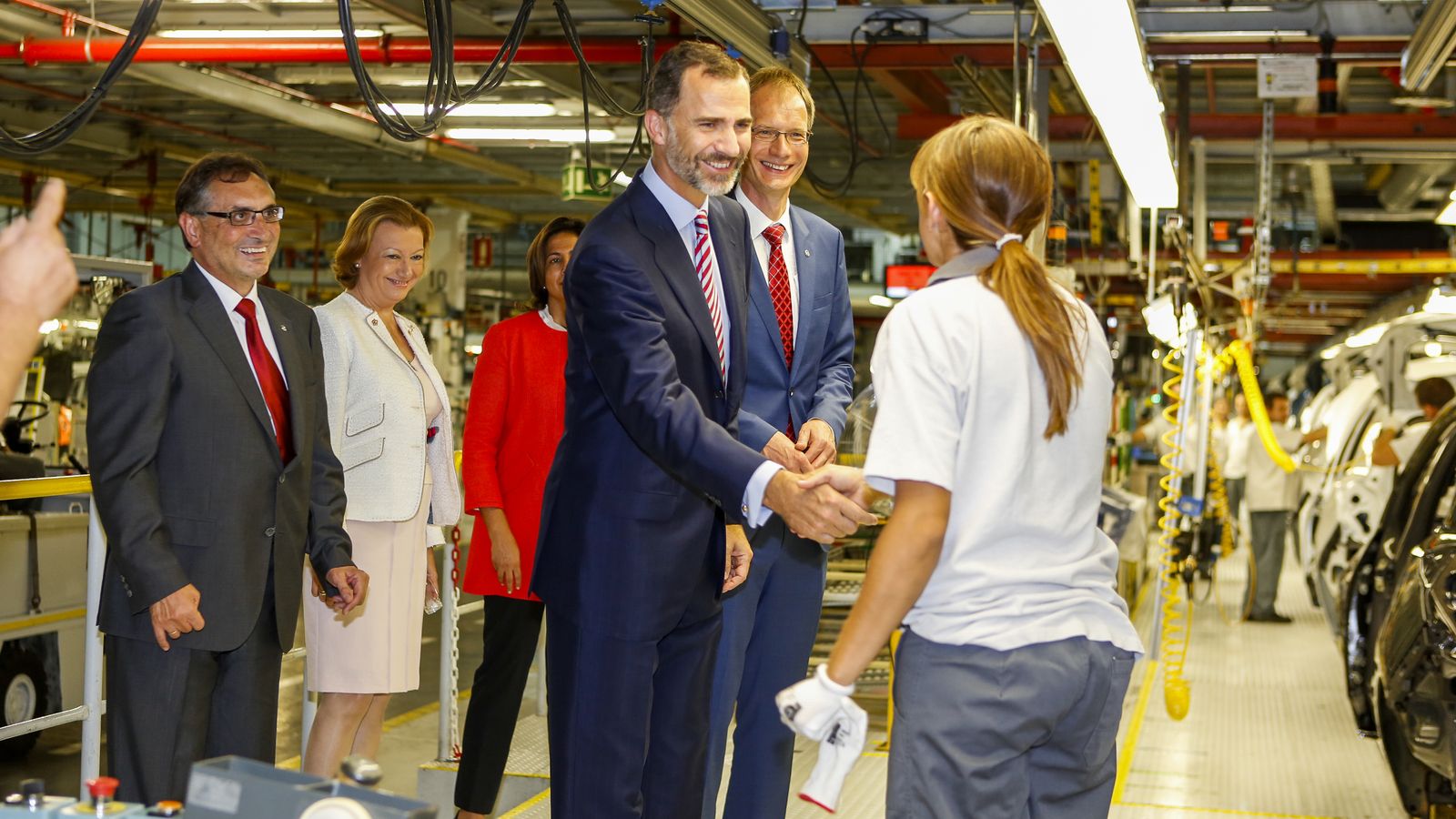 El Rey Felipe saluda a una trabajadora de Opel en Zaragoza.