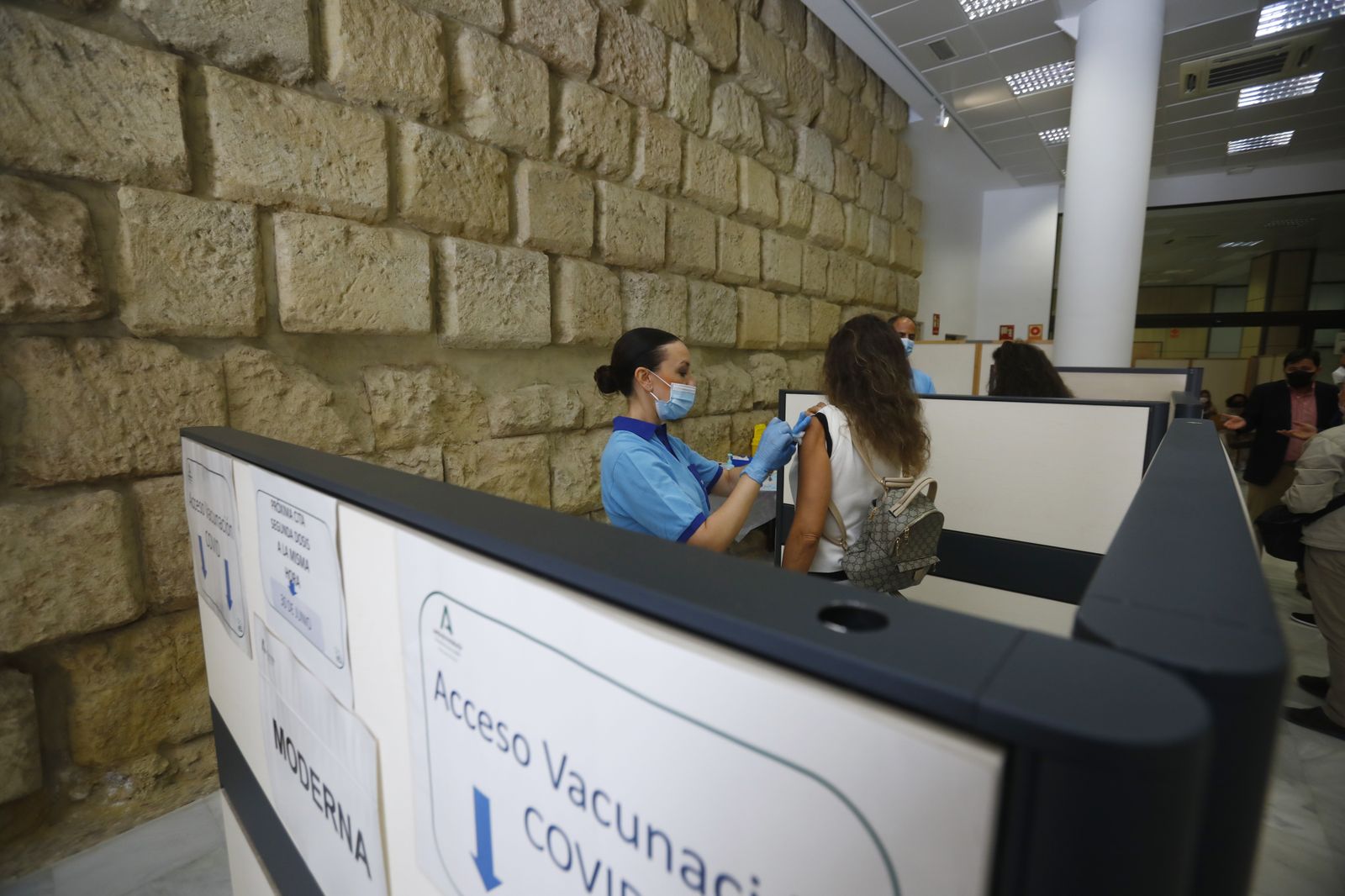 La vacunación contra el coronavirus en el Ayuntamiento de Córdoba, en imágenes