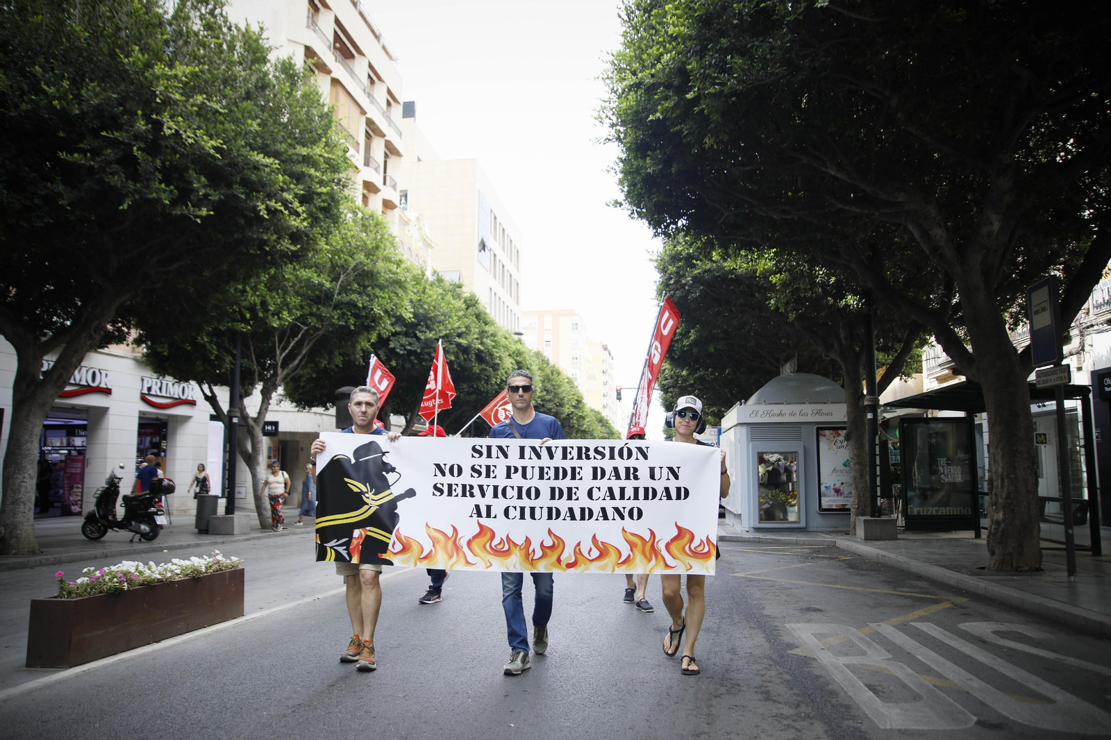 Manifestación de los bomberos quemados de Almería, en imágenes