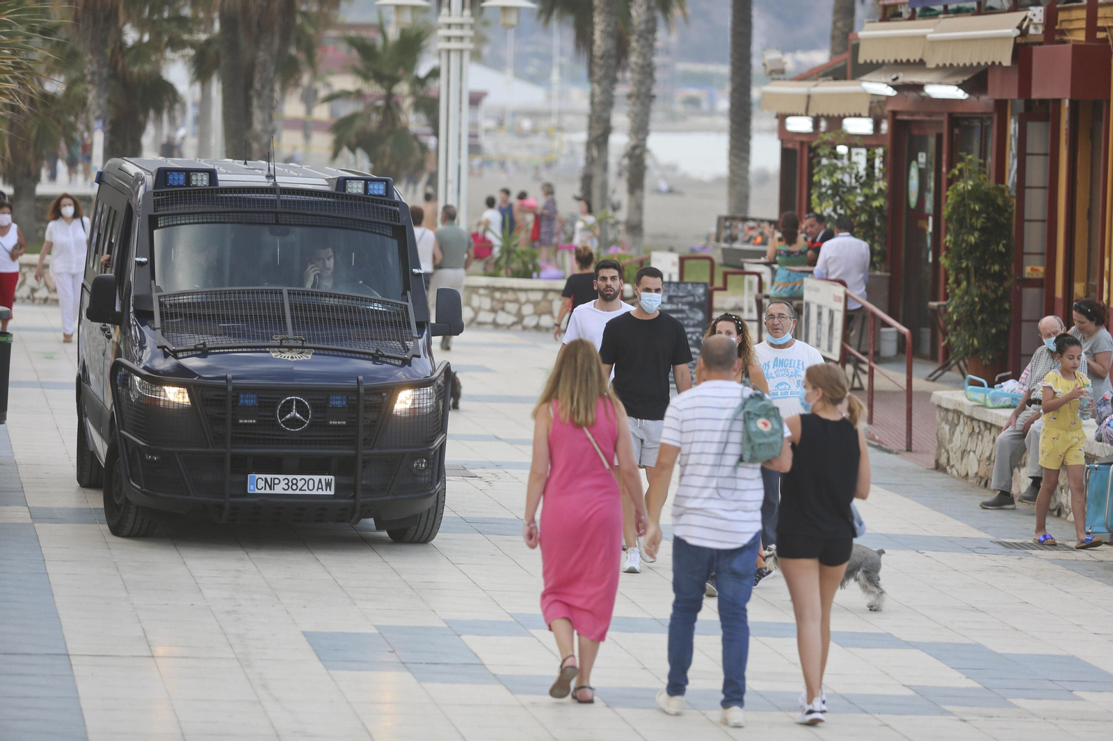 Solitaria noche de San Juan en las playas de Málaga, en fotos
