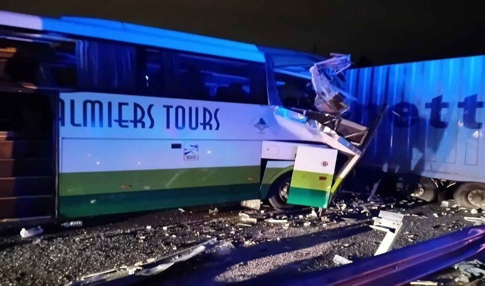 Autobús siniestrado en el que viajaban los once heridos leves en un accidente en la A-92 a la altura de Víznar, en Granada.