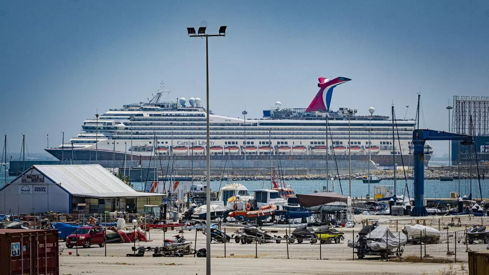 El Carnival Liberty, durante el conflicto laboral vivido en Cádiz.