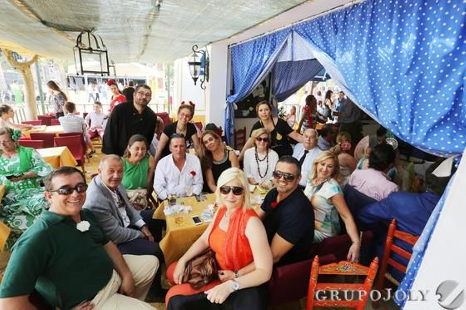 el colectivo de notarios de la ciudad se dio cita en la caseta de La Paquera para brindar por una buena Feria del Caballo.

Foto: Pascual