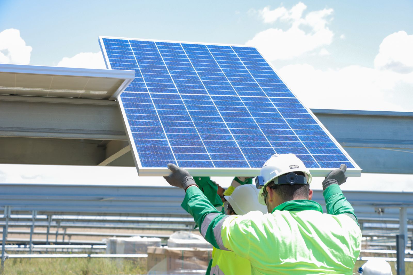Trabajos de montaje de una planta fotovoltaica.