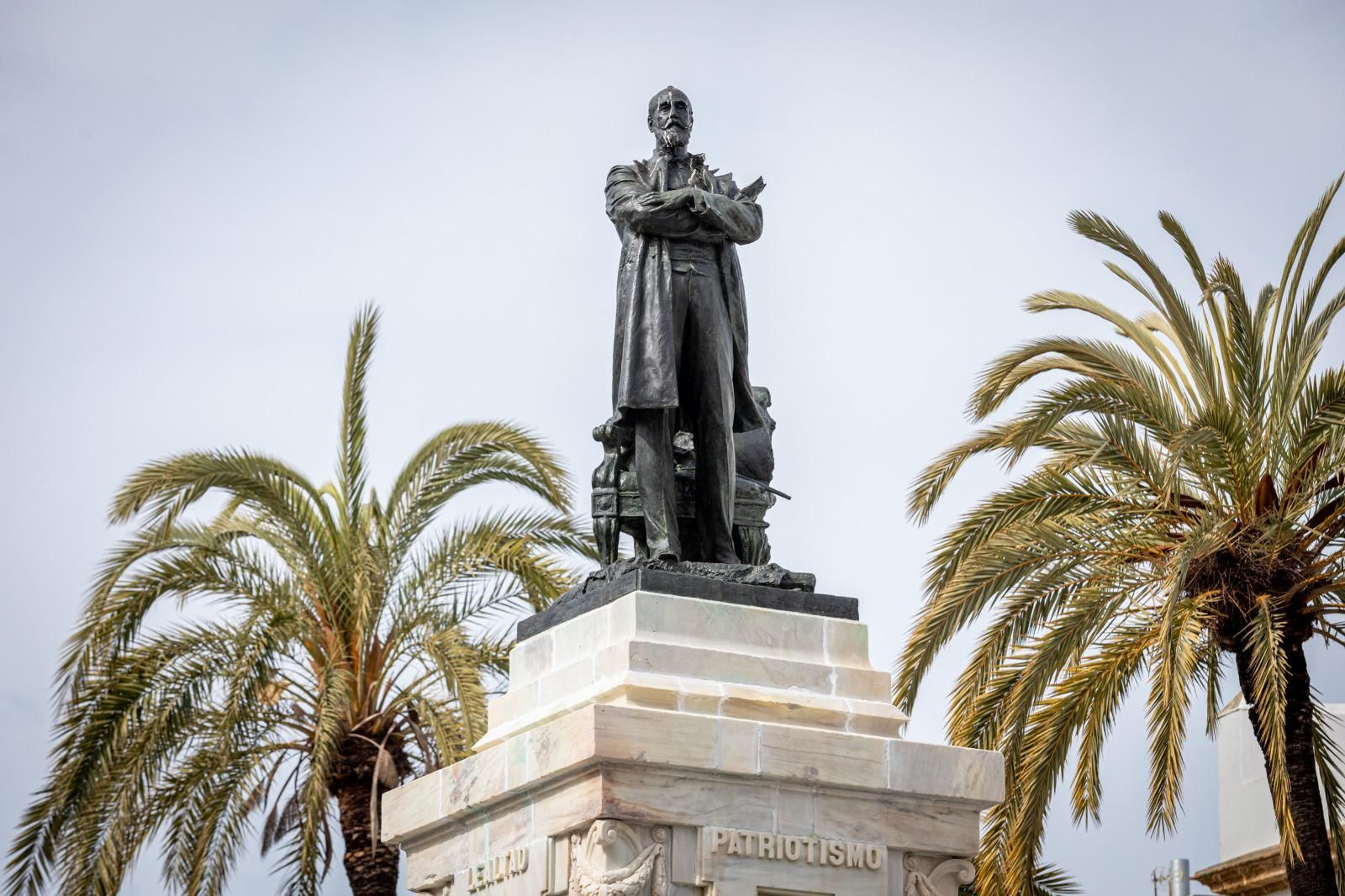 La estatua de Moret, de nuevo sucia.